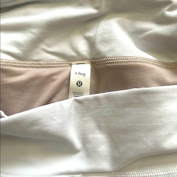 White lululemon running shorts size 4 - Picture 5 of 5